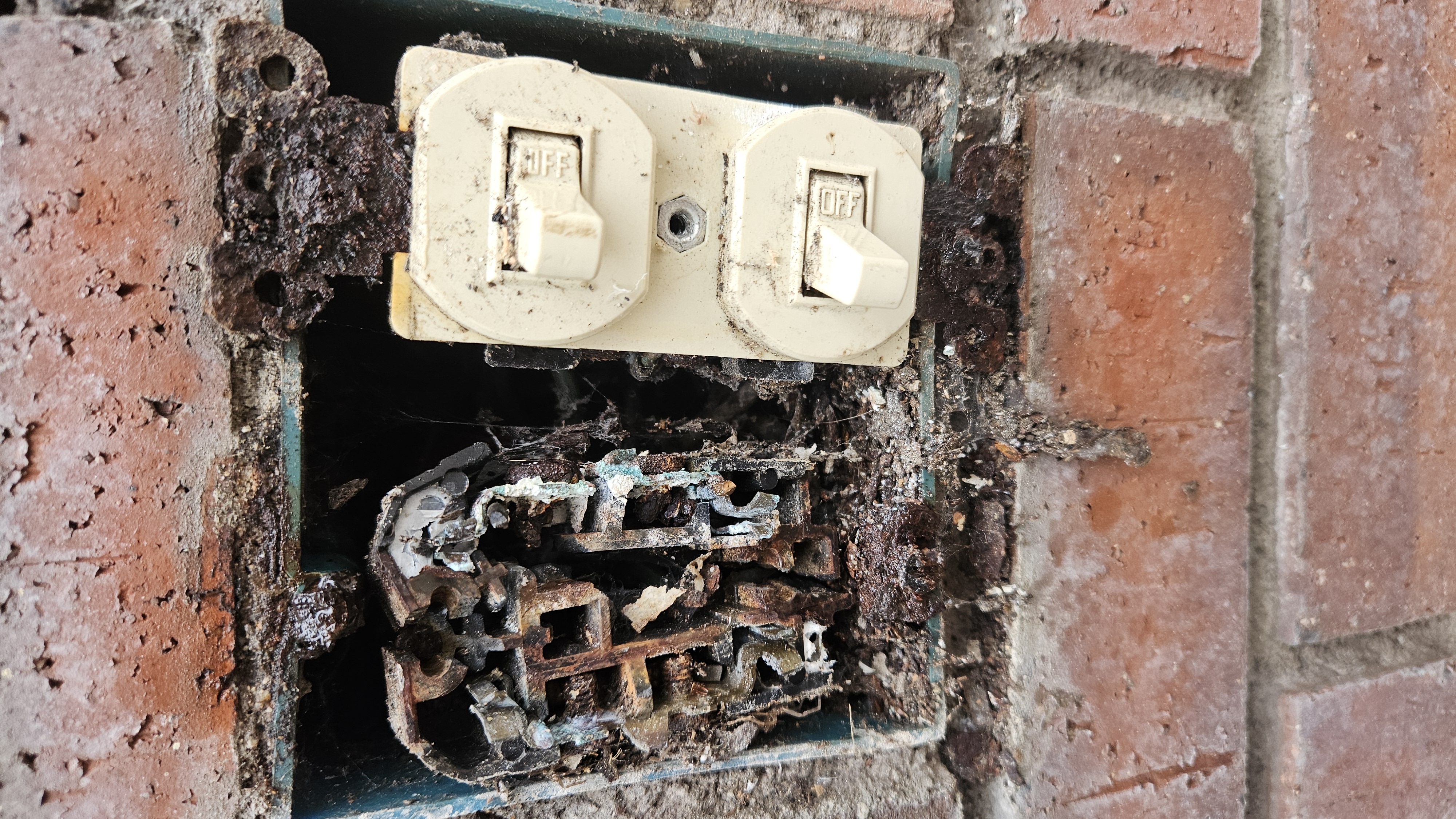 Troubleshooting found outdoor plug burnt & damaged